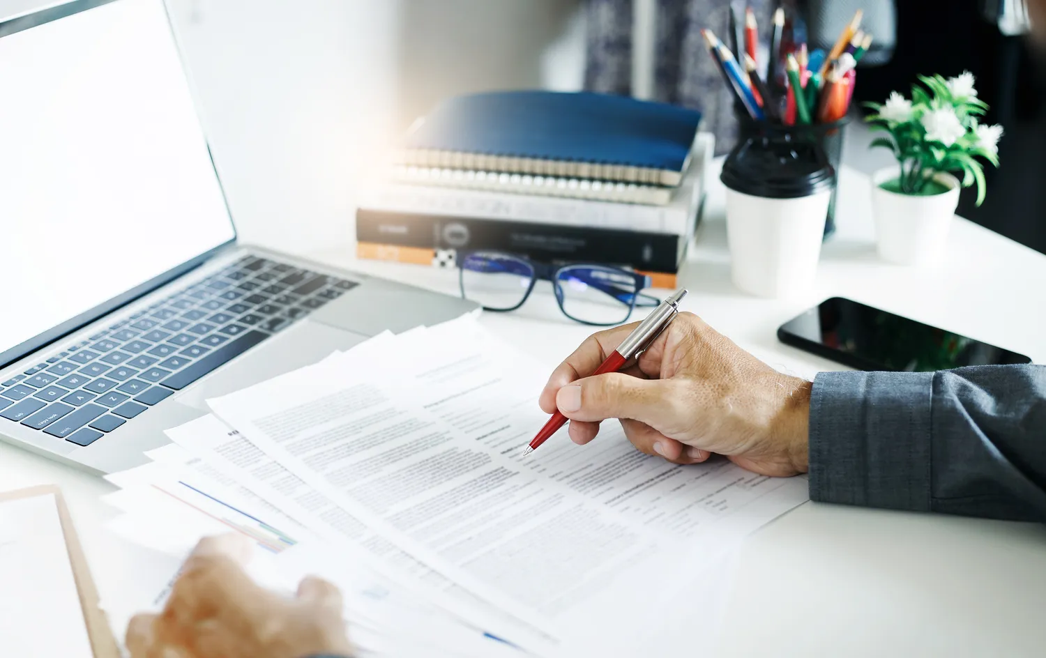 Kto ponosi opłaty notarialne przy sprzedaży nieruchomości?