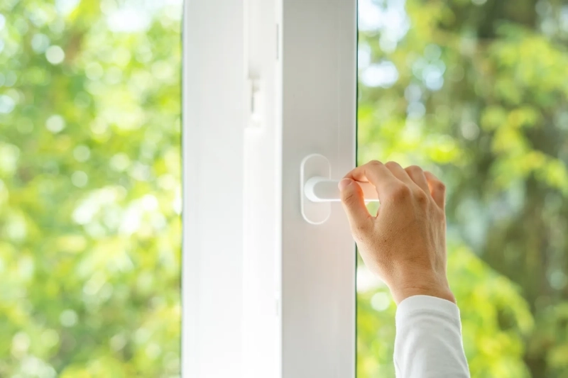 Jak usunąć klej z okna PCV?